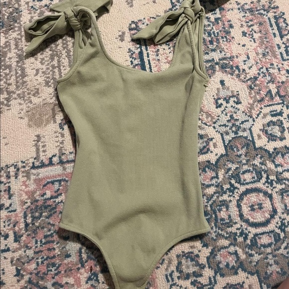 Princess Polly Tops - Green princess Polly body suit with bow ties on shoulder size 2